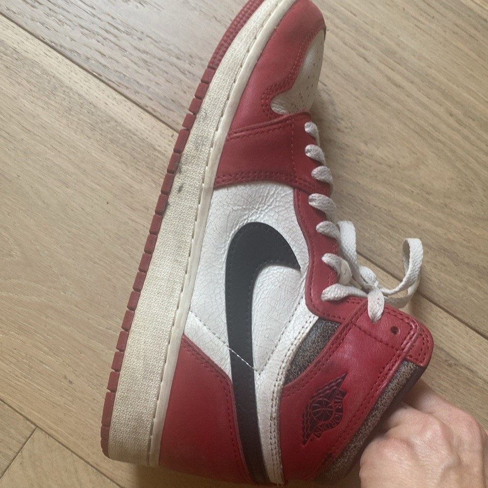 NIKE AIR JORDAN’S red, white with black swoosh - Picture 8 of 17